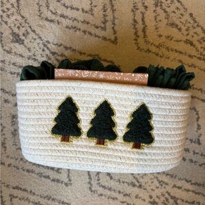 Arctic holiday set of 12 guest towels and basket NWT